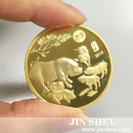 عملات مخصصة بمظهر مشابه للعملات النقدية الذهبية