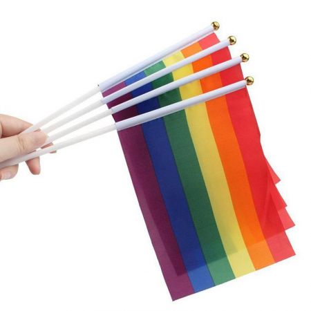 أعلام يدوية مخصصة للمثليين وشمس قوس قزح