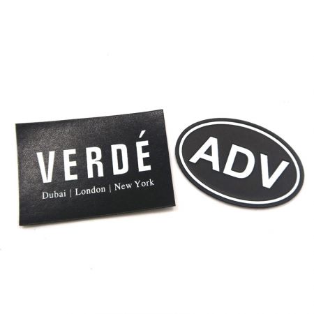 Skórzana łatka z nadrukowanym logo - Skóra PU z białym logo