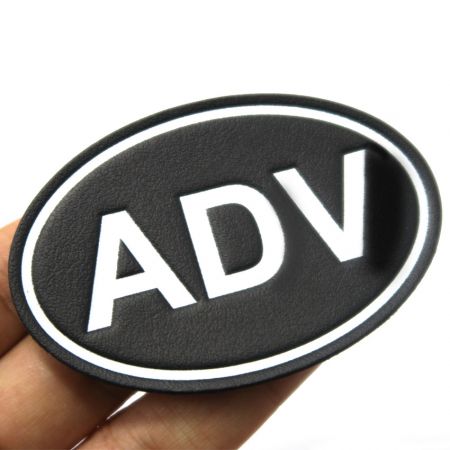 személyre szabott fehér dombornyomott logós bőr címke