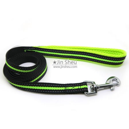 visszavillanó kutyapórázok