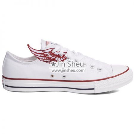 สิ่งประดิษฐ์รองเท้าปักถักร้อยปีกเทียม