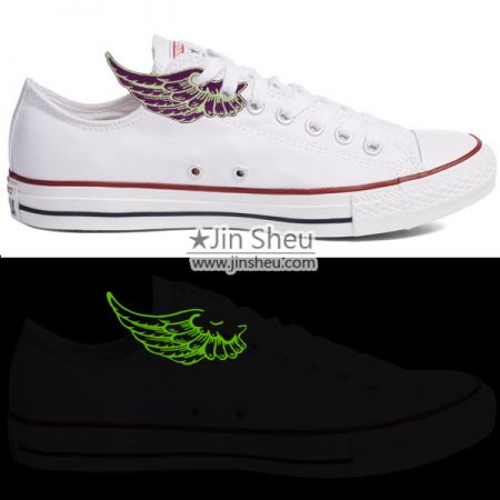 สิ่งประดิษฐ์รองเท้าปักถักร้อยปีกสะท้อนแสง