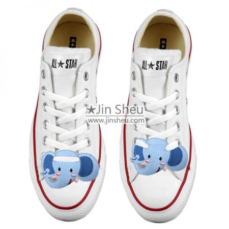 สิ่งประดิษฐ์รองเท้าคอนเวิร์สปักถักร้อย