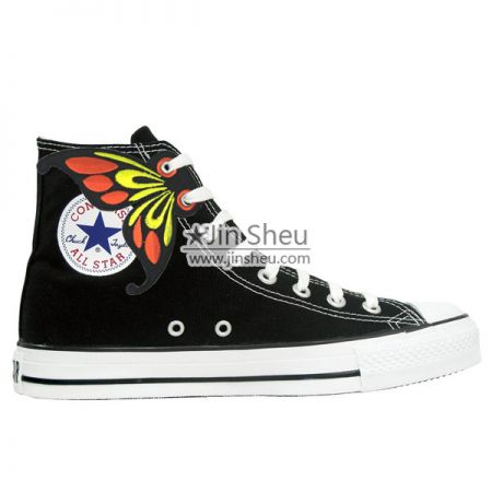 สิ่งประดิษฐ์รองเท้าผีเสื้อปักถักร้อย