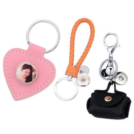 chaveiro de couro com design personalizado e botão de pressão