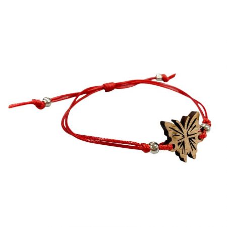 Bracelet en bois avec un tag en forme de papillon et cordon de cire réglable
