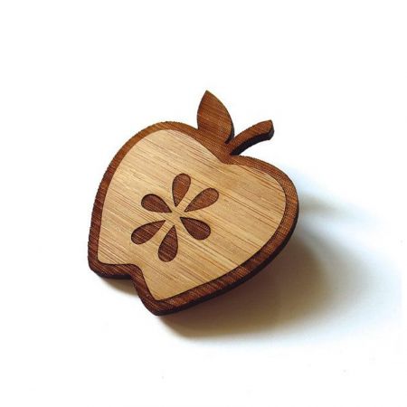 alfinetes de lapela de maçã personalizados em madeira