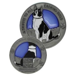 Монета с прозрачной эмалью с изображением овчарки