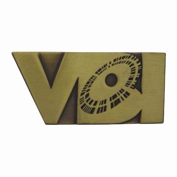 Die gestempelde reversspeld van messing met antieke afwerking