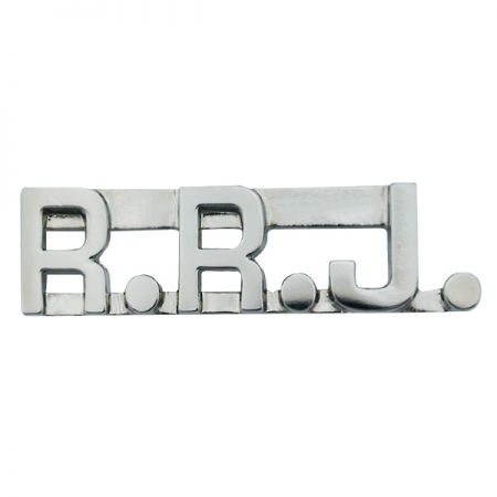 Metalowe piny z wycinanymi literami - Piny z wycinanymi literami