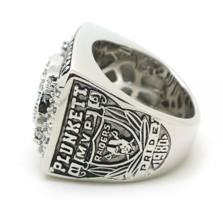 Nuestros anillos de campeonato son perfectos para cualquier fanático del juego y son un gran regalo para cualquier ocasión.