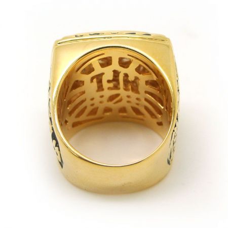 кольцо с гербом семьи на пальце безымянного