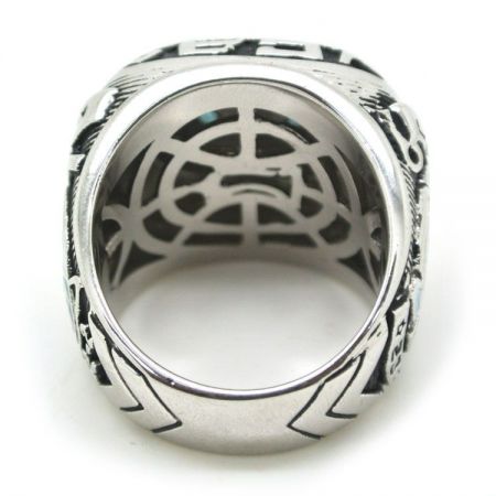 Jin Sheu oferece uma ampla seleção de anéis de campeonato totalmente personalizados.