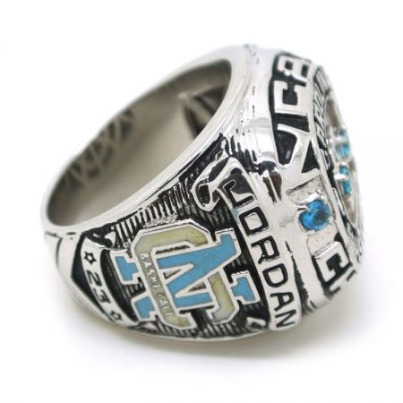 El anillo de campeonato nacional está hecho de materiales de metal de alta calidad y artesanía, con MOQs bajos.