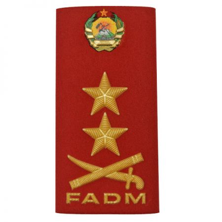 エンボス加工されたPVCの徽章を持つカスタムエポレット - エンボス加工されたPVCの徽章を持つカスタムエポレット