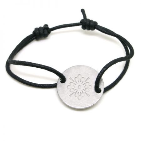Bracelet en corde avec des breloques en métal - Bracelet en corde avec des breloques en métal