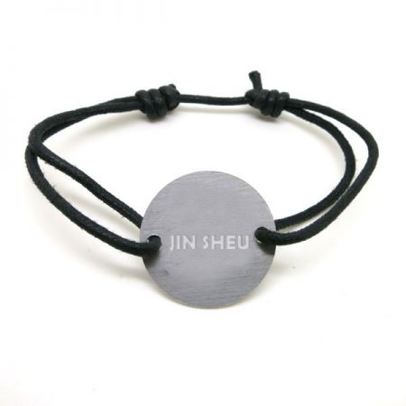pulseira de corda com pingente de metal personalizado