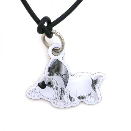 Pulseira de nó com pingentes de metal