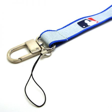 cordón brillante y porta identificación