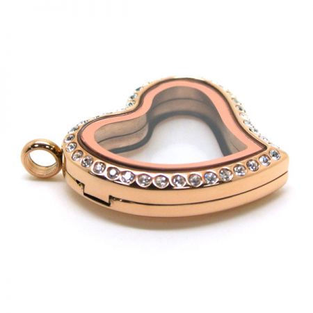 mặt dây chuyền khóa với charm lơ lửng