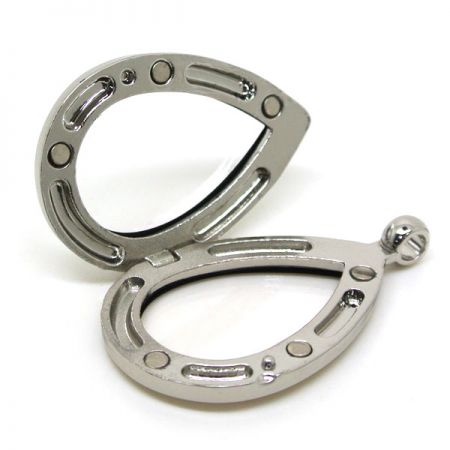 フローティングチャームのついた涙のロケット