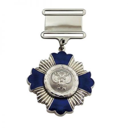 ميدالية عسكرية بشريط قصير