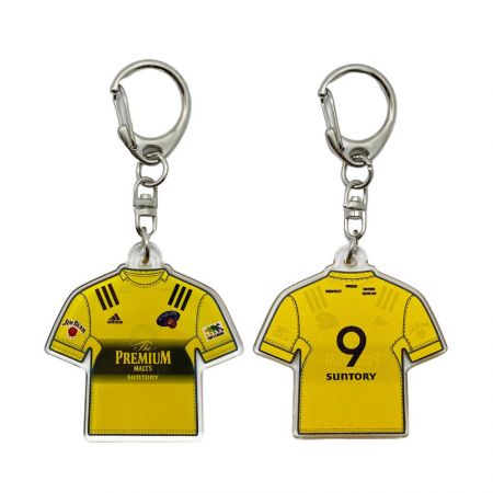 porte-clés en acrylique avec des designs de tenues de sport