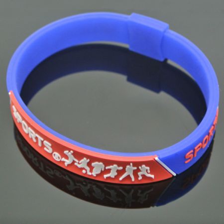 braccialetto in silicone con logo in rilievo all'ingrosso
