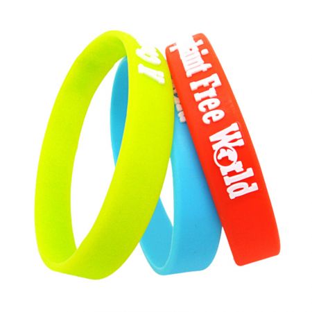 braccialetti all'ingrosso in silicone con logo inciso