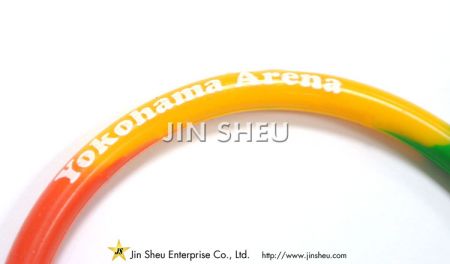 braccialetto in silicone multicolore