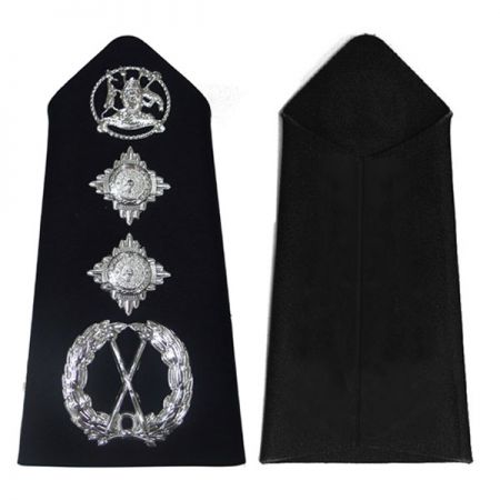 egyedi vállpántok dombornyomott logóval