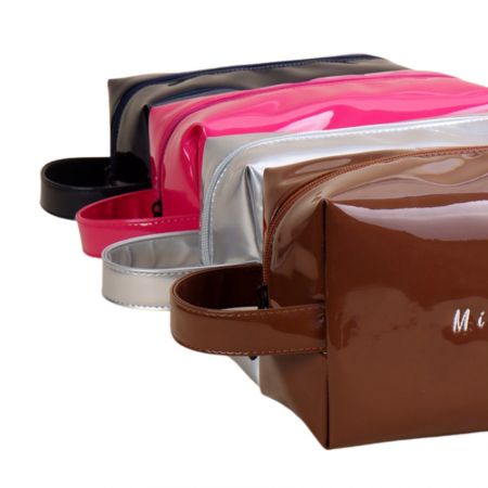 Sacs cosmétiques de voyage en PU affichés en quatre couleurs en stock