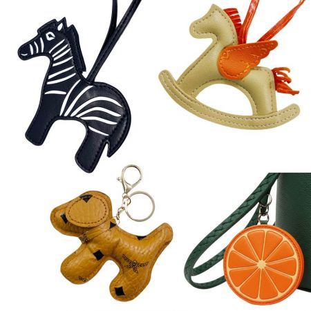 Charms de Bolsa de Couro Personalizados - charms de couro de cavalo com um chaveiro de cachorro de couro, bem como um charm de couro em forma de fatia de fruta