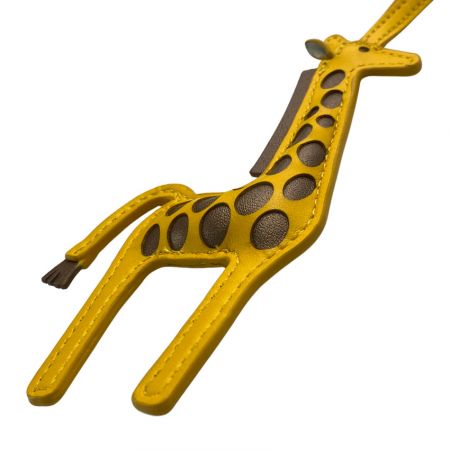 Viertelansicht des Giraffenleder-Taschenanhängers