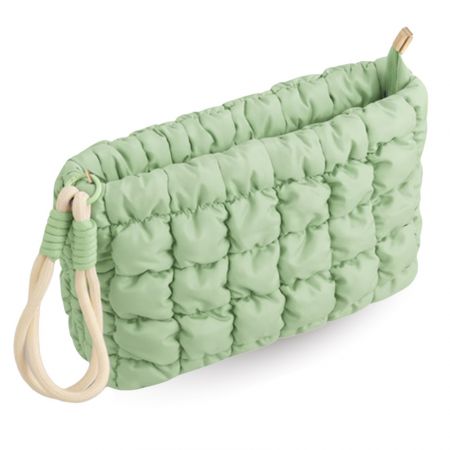 Мятно-зеленая пуховая косметичка с застежкой на молнии и съемным запястьем.