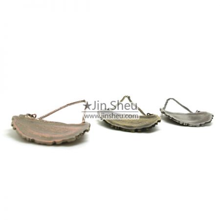 الجانب الخلفي لعلامات القصدير للقوارير