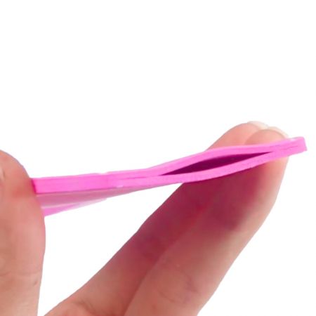 Góc nhìn dưới của găng tay xốp giơ ngón cái