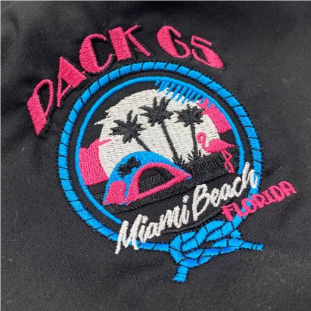 Ảnh chụp cận cảnh mẫu thêu trên khăn cổ