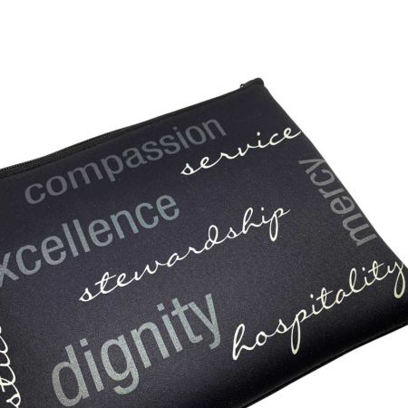 hình ảnh mặt sau của một chiếc túi neoprene