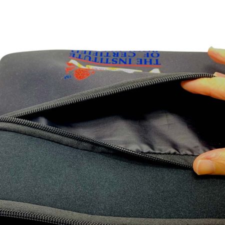 lớp lót của hộp neoprene đen là nylon mềm