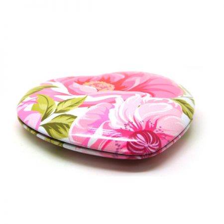 مرايا مضغوطة على شكل قلب للمكياج