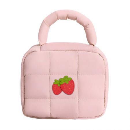 Túi mỹ phẩm puffer với các miếng dán dâu tây bằng felt cá nhân hóa