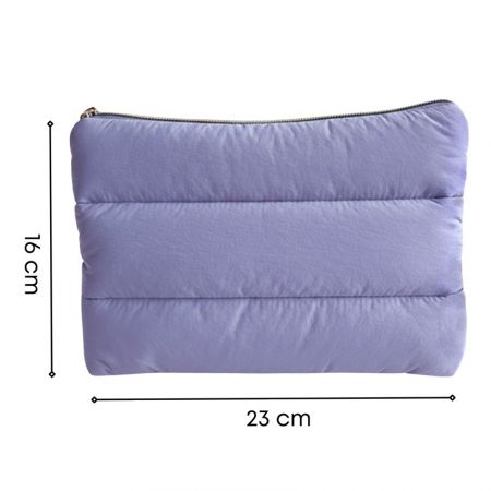Lavendelgeklede make-up tas met horizontale stiksels, getoond met afmetingen van 23 cm breed en 16 cm hoog.