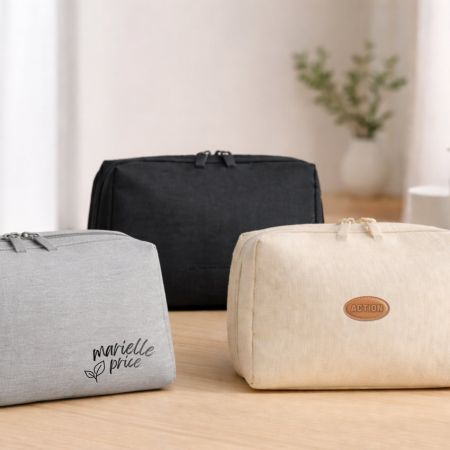 Túi trang điểm tái chế thương hiệu tùy chỉnh màu xám, đen và be bằng vải rPET với tùy chọn in logo và nhãn da.