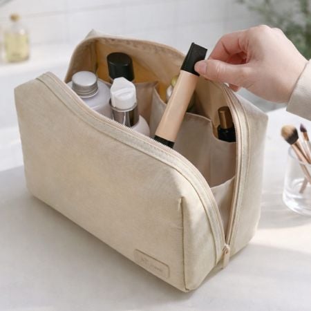 Túi trang điểm tái chế rPET mở với nhiều ngăn bên trong để tổ chức chai chăm sóc da, mỹ phẩm và dụng cụ làm đẹp.
