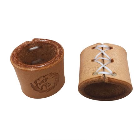 Woggles de Couro para Escoteiro - visões frontal e traseira do woggle de couro para escoteiro