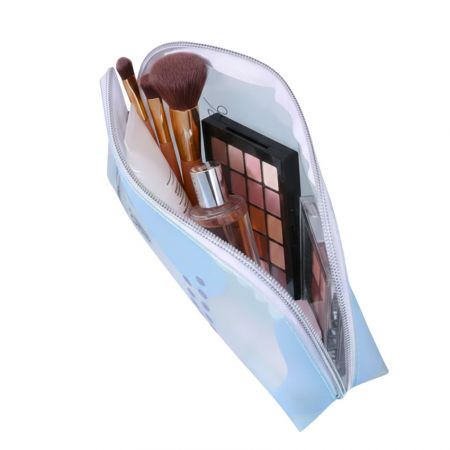 Borsa per trucco semi-trasparente con illustrazione artistica di un volto floreale e accenti di colore pastello, vista frontale