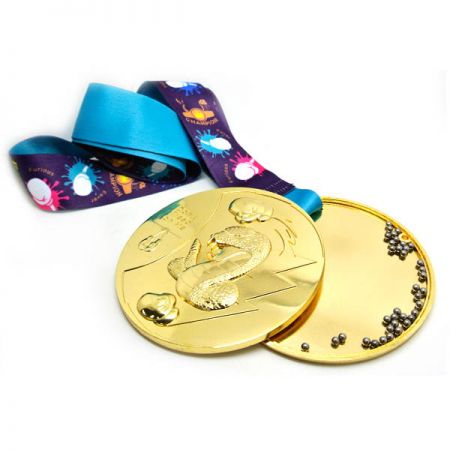 äänimitali sisällä pienillä teräspalloilla