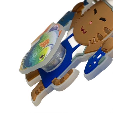 benutzerdefinierter PVC-Schlüsselanhänger im Winkel, der die Nahaufnahme des Spinners zeigt